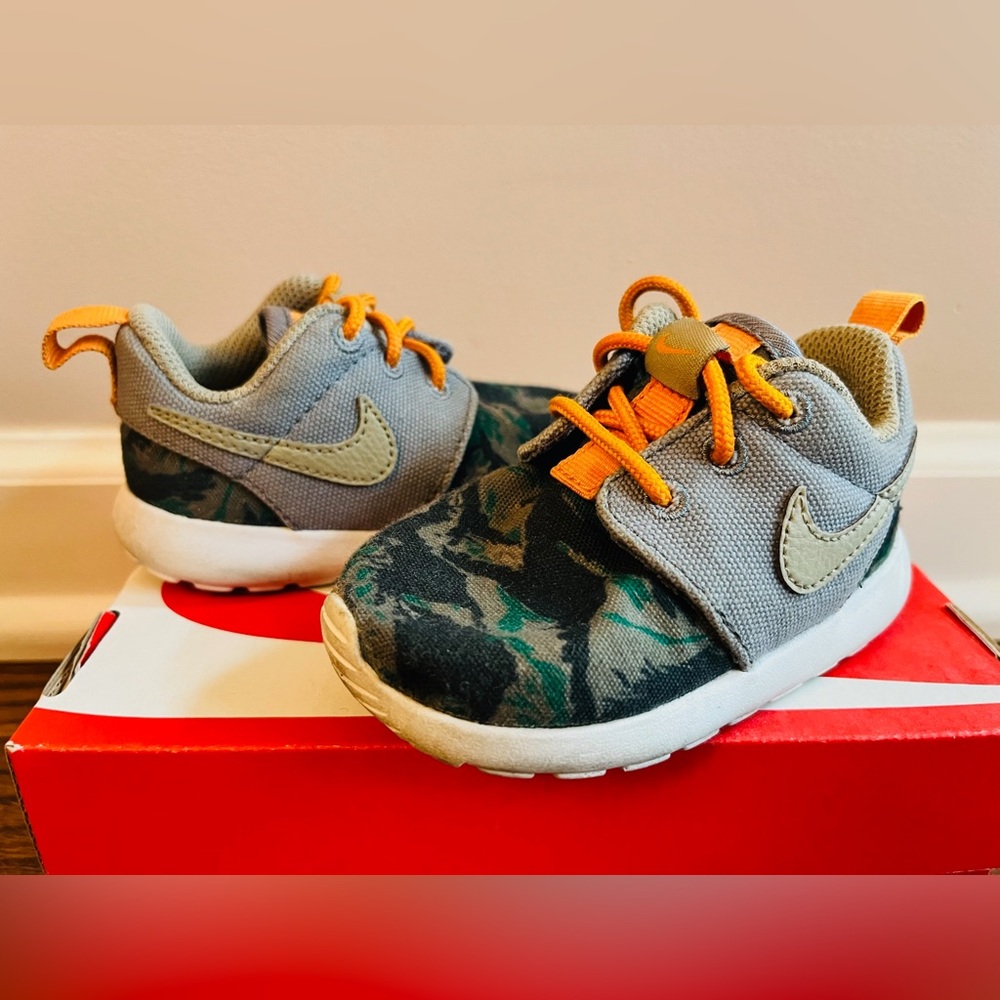 Nike Rosherun Toddler Shoe, size 5C